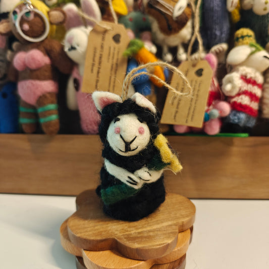 Felted Heart 抱花黑羊 手工羊毛毡